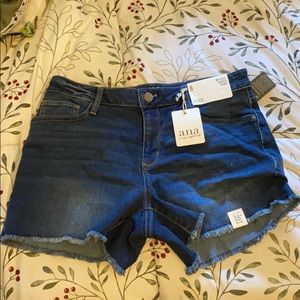 Size 8 a.n.a mid-rise shortie short